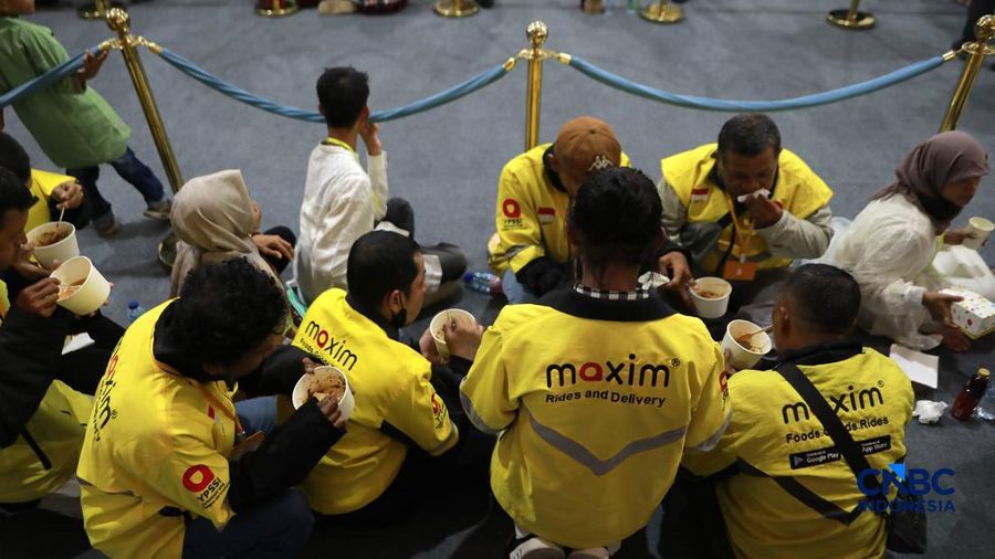 Sejumlah warga menghadiri Halal bihalal bersama Presiden Prabowo Subianto di Istana Negara, Jakarta, Sabtu (21/3/2026). (CNBC Indonesia/Muhammad Sabki)