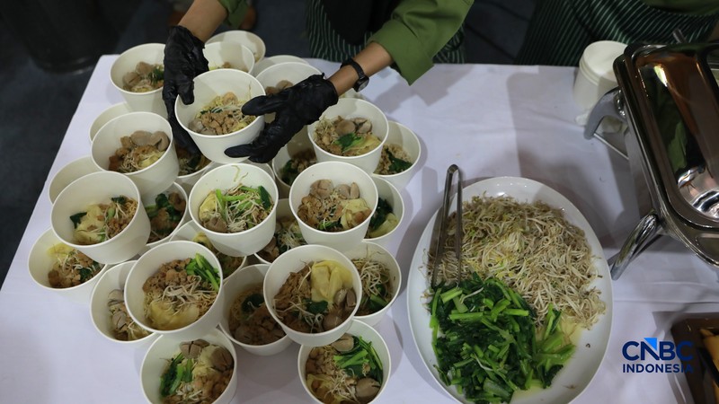 Sejumlah warga menghadiri Halal bihalal bersama Presiden Prabowo Subianto di Istana Negara, Jakarta, Sabtu (21/3/2026). (CNBC Indonesia/Muhammad Sabki)
