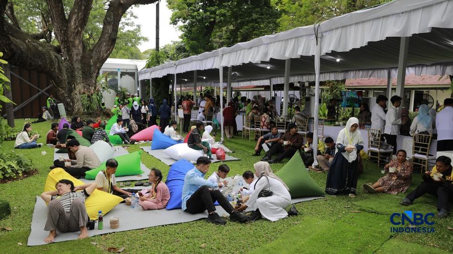 Sejumlah warga menghadiri Halal bihalal bersama Presiden Prabowo Subianto di Istana Negara, Jakarta, Sabtu (21/3/2026). (CNBC Indonesia/Muhammad Sabki)