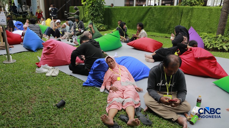 Sejumlah warga menghadiri Halal bihalal bersama Presiden Prabowo Subianto di Istana Negara, Jakarta, Sabtu (21/3/2026). (CNBC Indonesia/Muhammad Sabki)