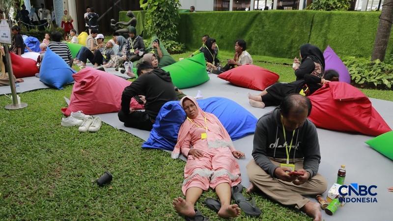 Sejumlah warga menghadiri Halal bihalal bersama Presiden Prabowo Subianto di Istana Negara, Jakarta, Sabtu (21/3/2026). (CNBC Indonesia/Muhammad Sabki)