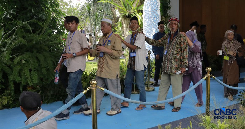 Sejumlah warga menghadiri Halal bihalal bersama Presiden Prabowo Subianto di Istana Negara, Jakarta, Sabtu (21/3/2026). (CNBC Indonesia/Muhammad Sabki)