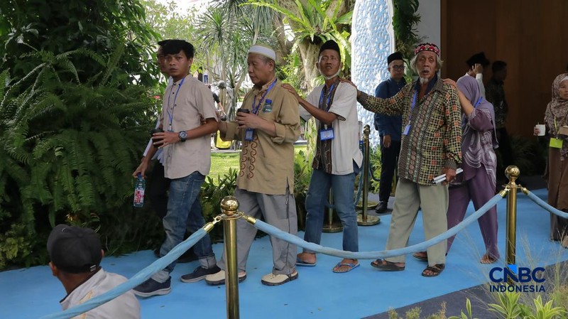 Sejumlah warga menghadiri Halal bihalal bersama Presiden Prabowo Subianto di Istana Negara, Jakarta, Sabtu (21/3/2026). (CNBC Indonesia/Muhammad Sabki)