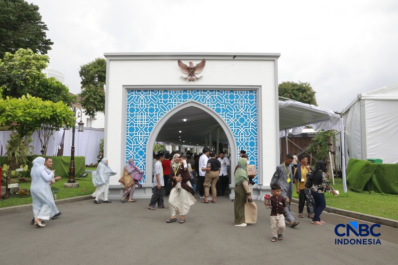 Sejumlah warga menghadiri Halal bihalal bersama Presiden Prabowo Subianto di Istana Negara, Jakarta, Sabtu (21/3/2026). (CNBC Indonesia/Muhammad Sabki)