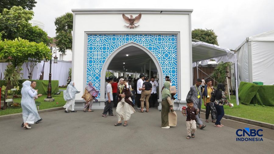 Sejumlah warga menghadiri Halal bihalal bersama Presiden Prabowo Subianto di Istana Negara, Jakarta, Sabtu (21/3/2026). (CNBC Indonesia/Muhammad Sabki)