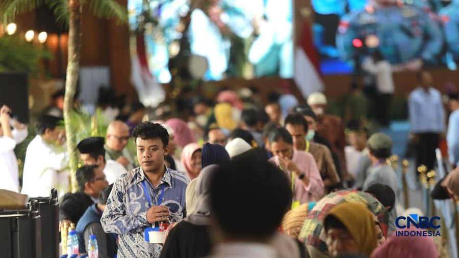 Sejumlah warga menghadiri Halal bihalal bersama Presiden Prabowo Subianto di Istana Negara, Jakarta, Sabtu (21/3/2026). (CNBC Indonesia/Muhammad Sabki)