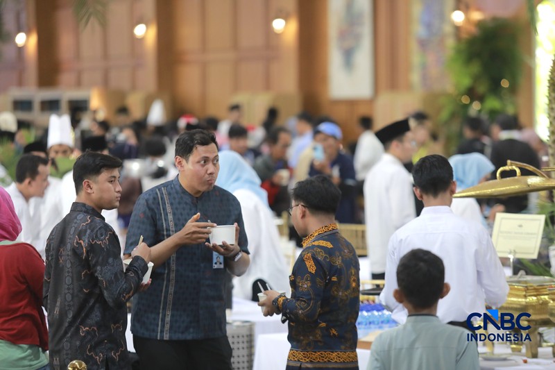 Sejumlah warga menghadiri Halal bihalal bersama Presiden Prabowo Subianto di Istana Negara, Jakarta, Sabtu (21/3/2026). (CNBC Indonesia/Muhammad Sabki)