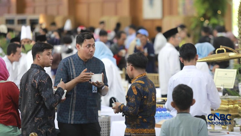 Sejumlah warga menghadiri Halal bihalal bersama Presiden Prabowo Subianto di Istana Negara, Jakarta, Sabtu (21/3/2026). (CNBC Indonesia/Muhammad Sabki)