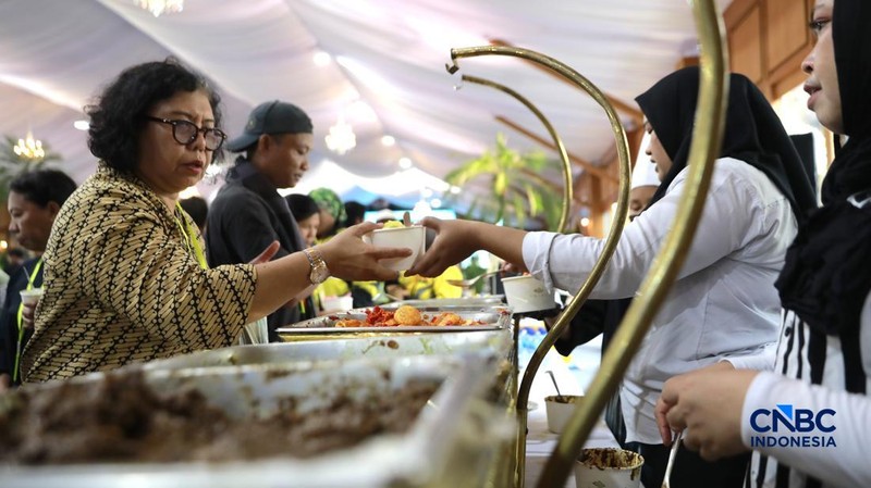 Sejumlah warga menghadiri Halal bihalal bersama Presiden Prabowo Subianto di Istana Negara, Jakarta, Sabtu (21/3/2026). (CNBC Indonesia/Muhammad Sabki)