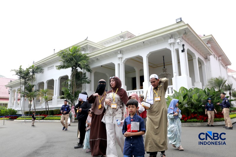 Sejumlah warga menghadiri Halal bihalal bersama Presiden Prabowo Subianto di Istana Negara, Jakarta, Sabtu (21/3/2026). (CNBC Indonesia/Muhammad Sabki)