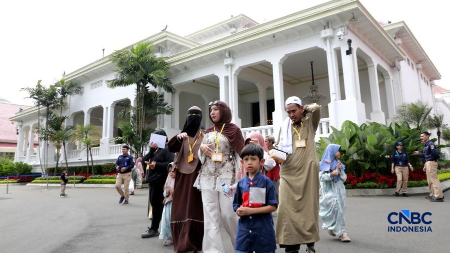 Sejumlah warga menghadiri Halal bihalal bersama Presiden Prabowo Subianto di Istana Negara, Jakarta, Sabtu (21/3/2026). (CNBC Indonesia/Muhammad Sabki)