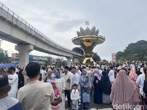 Euforia Lebaran, Warga Antusias Foto Berlatar Air Mancur Cempaka Telok