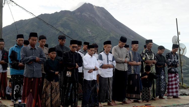 Salat Id di Lanskap Ikonik, Jamaah Beribadah dengan Latar Alam dan Kota