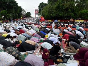 Video: Jemaah Salat Id Masjid Agung Palembang Tumpah hingga Jembatan Ampera