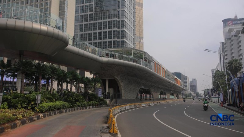 Suasana lengang arus lalu lintas saat Hari Raya Idulfitri 1447 H di Jakarta, Sabtu (21/3/2026). (CNBC Indonesia/Faisal Rahman)