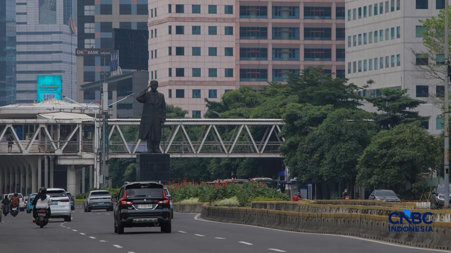 Suasana lengang arus lalu lintas saat Hari Raya Idulfitri 1447 H di Jakarta, Sabtu (21/3/2026). (CNBC Indonesia/Faisal Rahman)