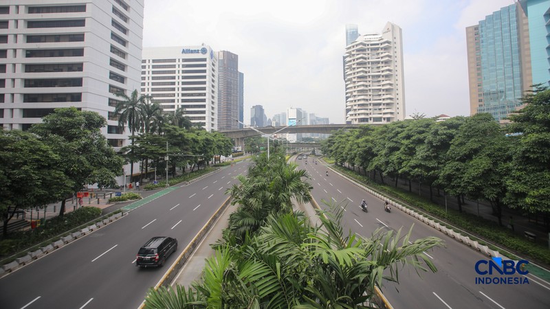 Suasana lengang arus lalu lintas saat Hari Raya Idulfitri 1447 H di Jakarta, Sabtu (21/3/2026). (CNBC Indonesia/Faisal Rahman)