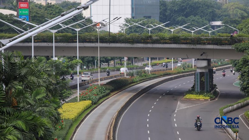 Suasana lengang arus lalu lintas saat Hari Raya Idulfitri 1447 H di Jakarta, Sabtu (21/3/2026). (CNBC Indonesia/Faisal Rahman)