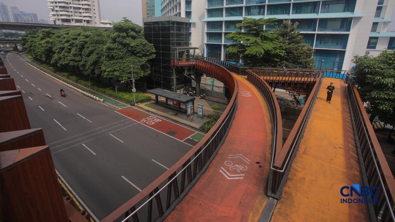 Suasana lengang arus lalu lintas saat Hari Raya Idulfitri 1447 H di Jakarta, Sabtu (21/3/2026). (CNBC Indonesia/Faisal Rahman)