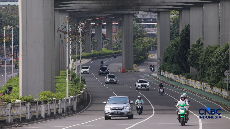 Suasana lengang arus lalu lintas saat Hari Raya Idulfitri 1447 H di Jakarta, Sabtu (21/3/2026). (CNBC Indonesia/Faisal Rahman)