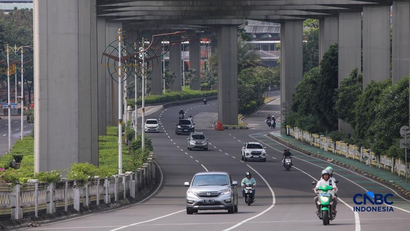 Suasana lengang arus lalu lintas saat Hari Raya Idulfitri 1447 H di Jakarta, Sabtu (21/3/2026). (CNBC Indonesia/Faisal Rahman)