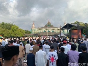 Khutbah Salat Id di Al-Markaz Makassar: Doakan Kebaikan Bagi Pemerintah