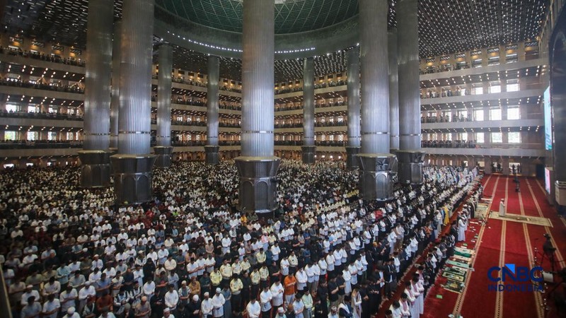 Pemandangan dari drone yang memperlihatkan umat Muslim Albania menghadiri salat Idul Fitri untuk menandai berakhirnya bulan suci Ramadan, di Lapangan Skanderbeg, Tirana, Albania, 20 Maret 2026. (REUTERS/Florion Goga)