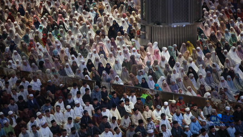 Wakil Presiden (Wapres) RI Gibran Rakabuming Raka menunaikan salat Idulfitri 1447 H di Masjid Istiqlal, Jakarta, Sabtu (21/3/2026). (CNBC Indonesia/Faisal Rahman)