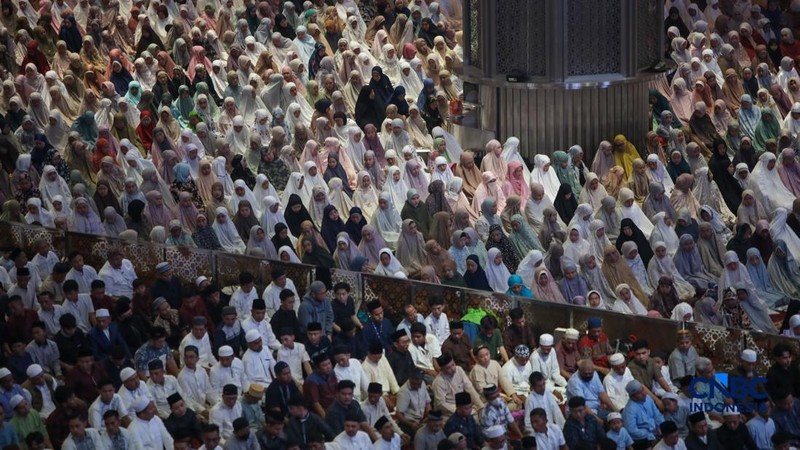 Wakil Presiden (Wapres) RI Gibran Rakabuming Raka menunaikan salat Idulfitri 1447 H di Masjid Istiqlal, Jakarta, Sabtu (21/3/2026). (CNBC Indonesia/Faisal Rahman)