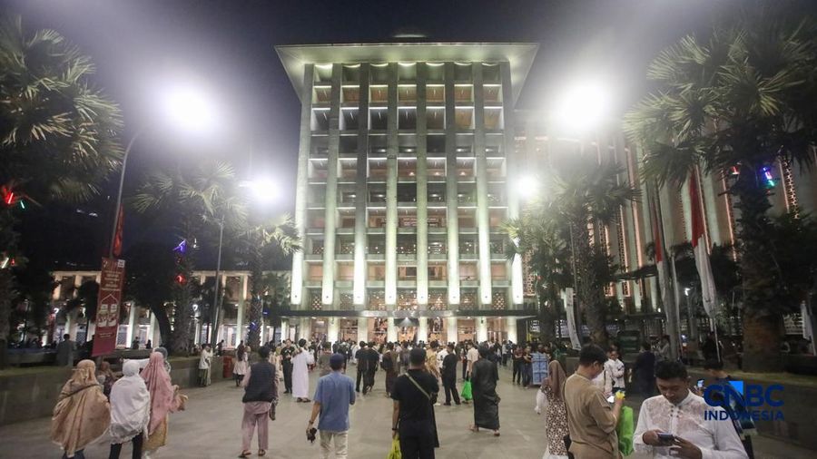 Wakil Presiden (Wapres) RI Gibran Rakabuming Raka menunaikan salat Idulfitri 1447 H di Masjid Istiqlal, Jakarta, Sabtu (21/3/2026). (CNBC Indonesia/Faisal Rahman)