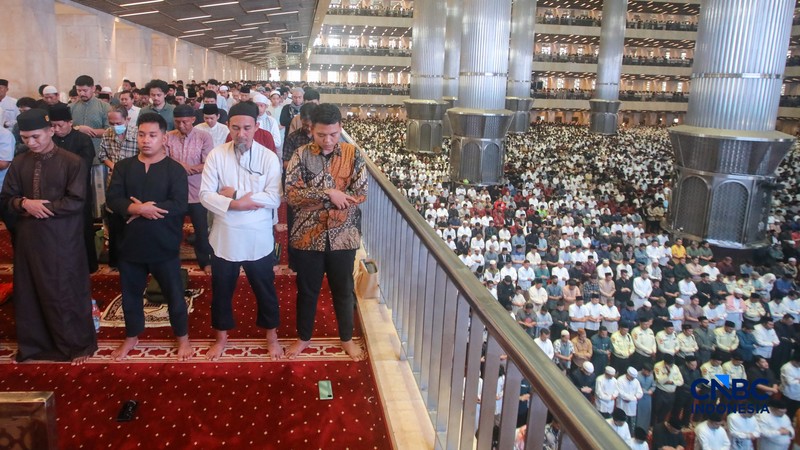 Wakil Presiden (Wapres) RI Gibran Rakabuming Raka menunaikan salat Idulfitri 1447 H di Masjid Istiqlal, Jakarta, Sabtu (21/3/2026). (CNBC Indonesia/Faisal Rahman)