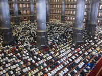 Umat Islam di Jakarta menunaikan salat Idulfitri 1447 H di Masjid Istiqlal, Jakarta, Sabtu (21/3/2026). (CNBC Indonesia/Faisal Rahman)