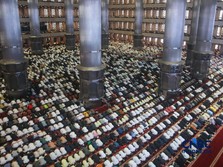 Umat Islam di Jakarta menunaikan salat Idulfitri 1447 H di Masjid Istiqlal, Jakarta, Sabtu (21/3/2026). (CNBC Indonesia/Faisal Rahman)