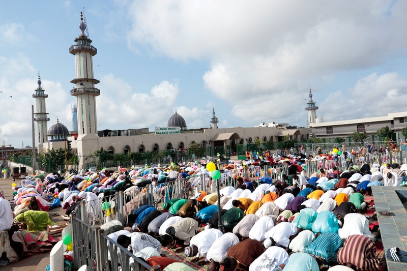 Pemandangan dari drone yang memperlihatkan umat Muslim Albania menghadiri salat Idul Fitri untuk menandai berakhirnya bulan suci Ramadan, di Lapangan Skanderbeg, Tirana, Albania, 20 Maret 2026. (REUTERS/Florion Goga)