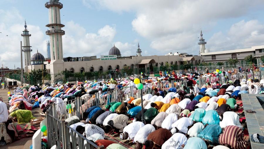 Pemandangan dari drone yang memperlihatkan umat Muslim Albania menghadiri salat Idul Fitri untuk menandai berakhirnya bulan suci Ramadan, di Lapangan Skanderbeg, Tirana, Albania, 20 Maret 2026. (REUTERS/Florion Goga)