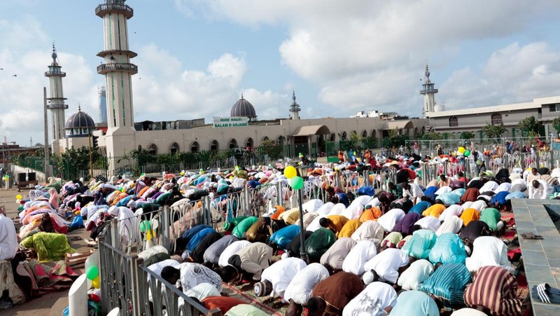 Pemandangan dari drone yang memperlihatkan umat Muslim Albania menghadiri salat Idul Fitri untuk menandai berakhirnya bulan suci Ramadan, di Lapangan Skanderbeg, Tirana, Albania, 20 Maret 2026. (REUTERS/Florion Goga)
