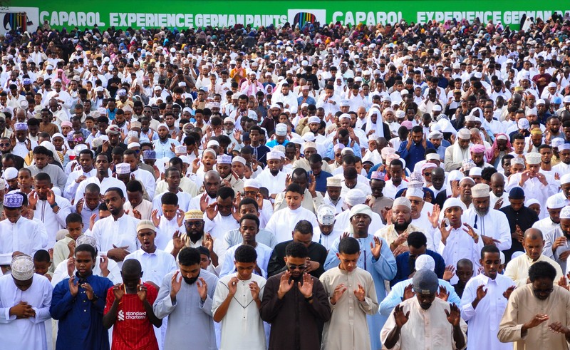 Pemandangan dari drone yang memperlihatkan umat Muslim Albania menghadiri salat Idul Fitri untuk menandai berakhirnya bulan suci Ramadan, di Lapangan Skanderbeg, Tirana, Albania, 20 Maret 2026. (REUTERS/Florion Goga)