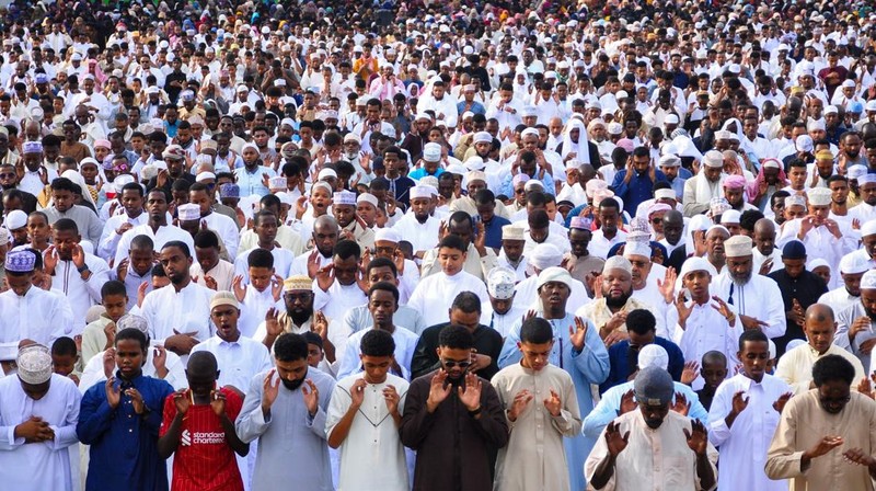 Pemandangan dari drone yang memperlihatkan umat Muslim Albania menghadiri salat Idul Fitri untuk menandai berakhirnya bulan suci Ramadan, di Lapangan Skanderbeg, Tirana, Albania, 20 Maret 2026. (REUTERS/Florion Goga)
