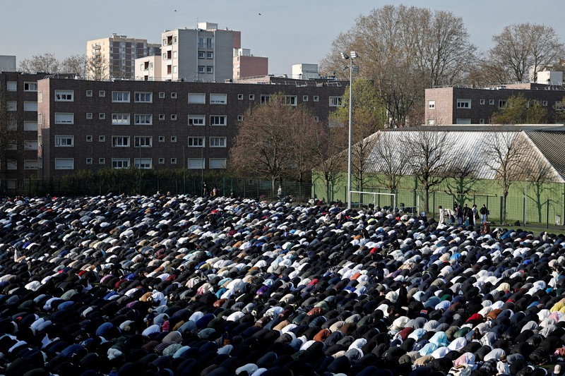 Pemandangan dari drone yang memperlihatkan umat Muslim Albania menghadiri salat Idul Fitri untuk menandai berakhirnya bulan suci Ramadan, di Lapangan Skanderbeg, Tirana, Albania, 20 Maret 2026. (REUTERS/Florion Goga)