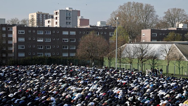 Pemandangan dari drone yang memperlihatkan umat Muslim Albania menghadiri salat Idul Fitri untuk menandai berakhirnya bulan suci Ramadan, di Lapangan Skanderbeg, Tirana, Albania, 20 Maret 2026. (REUTERS/Florion Goga)