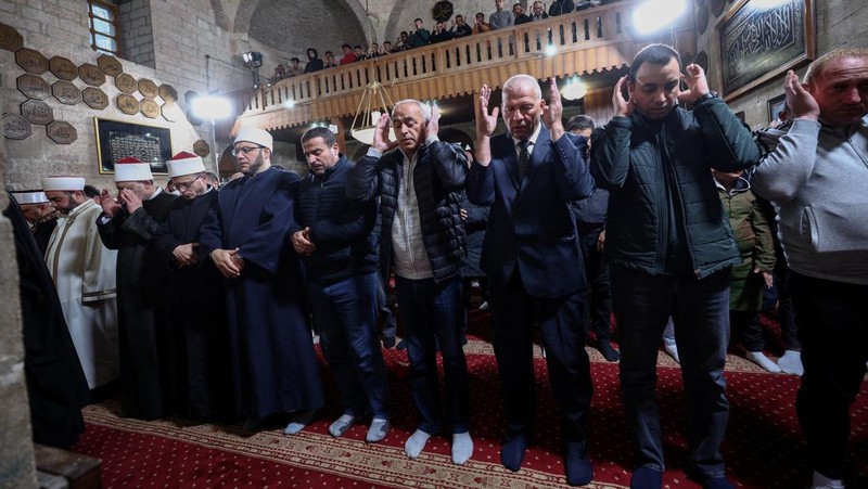 Pemandangan dari drone yang memperlihatkan umat Muslim Albania menghadiri salat Idul Fitri untuk menandai berakhirnya bulan suci Ramadan, di Lapangan Skanderbeg, Tirana, Albania, 20 Maret 2026. (REUTERS/Florion Goga)