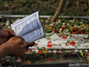Doa Ziarah Kubur Orang Tua Versi Singkat dan Panjang Lengkap Tata Caranya