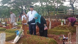 Alasan Ayah Selalu Bawa Mawar Biru ke Makam Vidi Aldiano