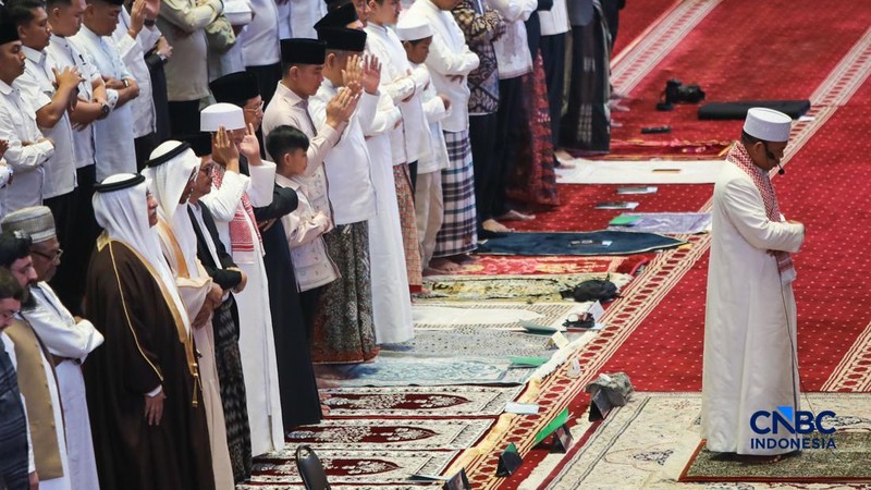 Wakil Presiden (Wapres) RI Gibran Rakabuming Raka menunaikan salat Idulfitri 1447 H di Masjid Istiqlal, Jakarta, Sabtu (21/3/2026). (CNBC Indonesia/Faisal Rahman)