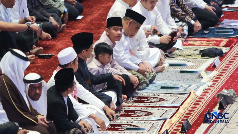 Wakil Presiden (Wapres) RI Gibran Rakabuming Raka menunaikan salat Idulfitri 1447 H di Masjid Istiqlal, Jakarta, Sabtu (21/3/2026). (CNBC Indonesia/Faisal Rahman)