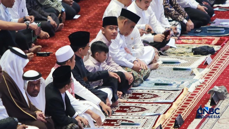 Wakil Presiden (Wapres) RI Gibran Rakabuming Raka menunaikan salat Idulfitri 1447 H di Masjid Istiqlal, Jakarta, Sabtu (21/3/2026). (CNBC Indonesia/Faisal Rahman)