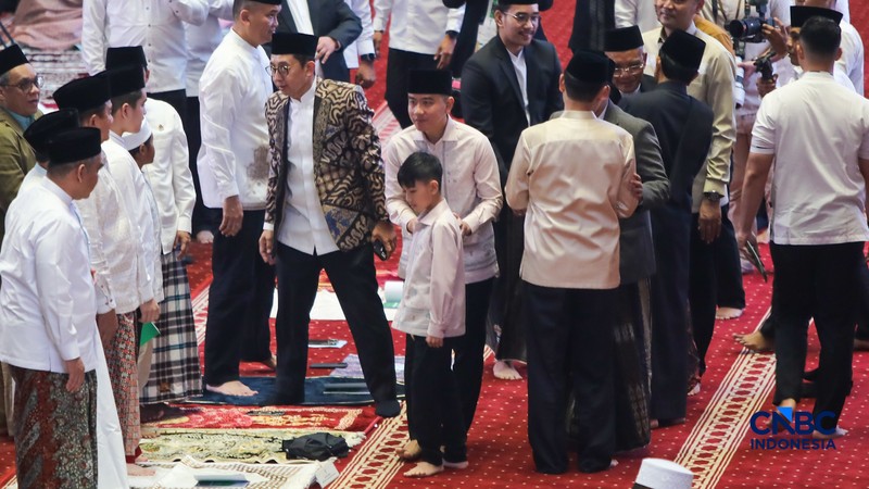 Wakil Presiden (Wapres) RI Gibran Rakabuming Raka menunaikan salat Idulfitri 1447 H di Masjid Istiqlal, Jakarta, Sabtu (21/3/2026). (CNBC Indonesia/Faisal Rahman)