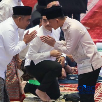 Sikap Kalem Jan Ethes Salat di Samping Wapres Gibran di Istiqlal
