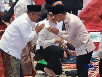 Sikap Kalem Jan Ethes Salat di Samping Wapres Gibran di Istiqlal