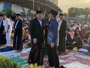 Appi-Danny Salat Idul Fitri di Lapangan Karebosi Makassar